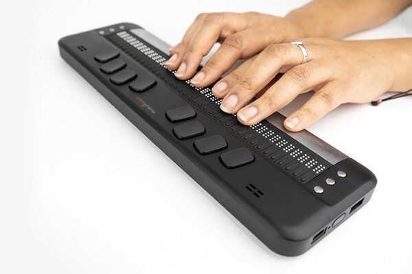 Brailliant BI 40X hands typing