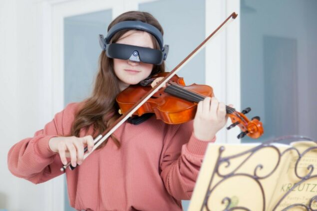 eSight 4 Girl playing violin