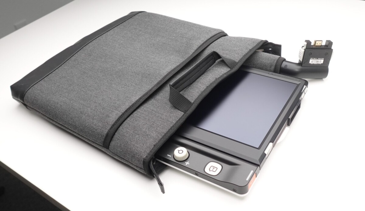 CloverNote HD Handheld Magnifier With Speech with case