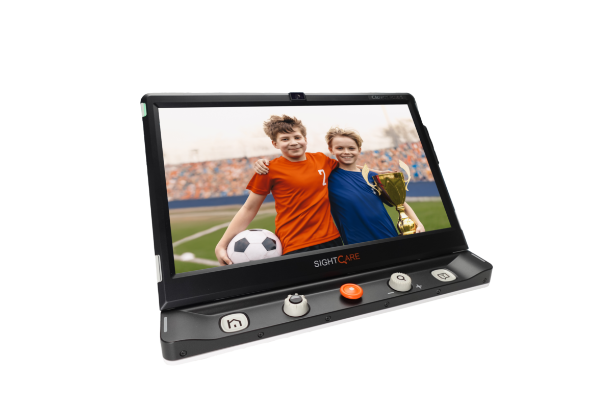 CloverNote HD Handheld Magnifier With Speech front right with picture of 2 kids on the screen
